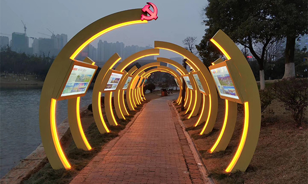 Case of outdoor advertising machine in a main park in Nanjing